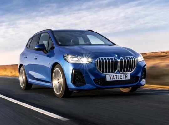 سيارة بي إم دبليو الفئة الثالثة الرياضية والأنيقة للبيع