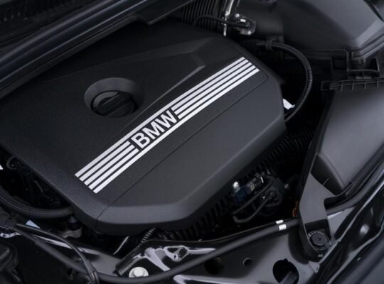 سيارة بي إم دبليو الفئة الثالثة الرياضية والأنيقة للبيع