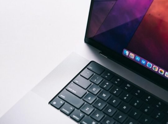 ماك بوك M2 للبيع القوة والأناقة في جهاز واحد